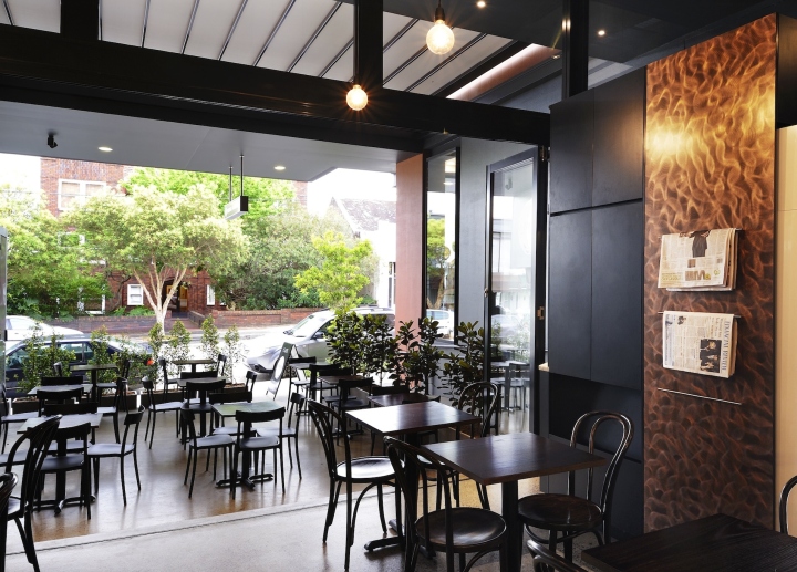 Светильники без абажуров в дизайне современного кафе