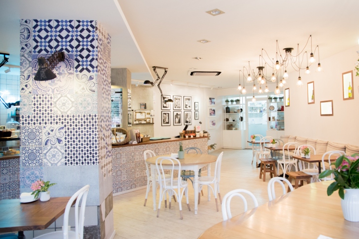 Дизайн интерьера ресторана в атриуме отеля Marina Bay Sands