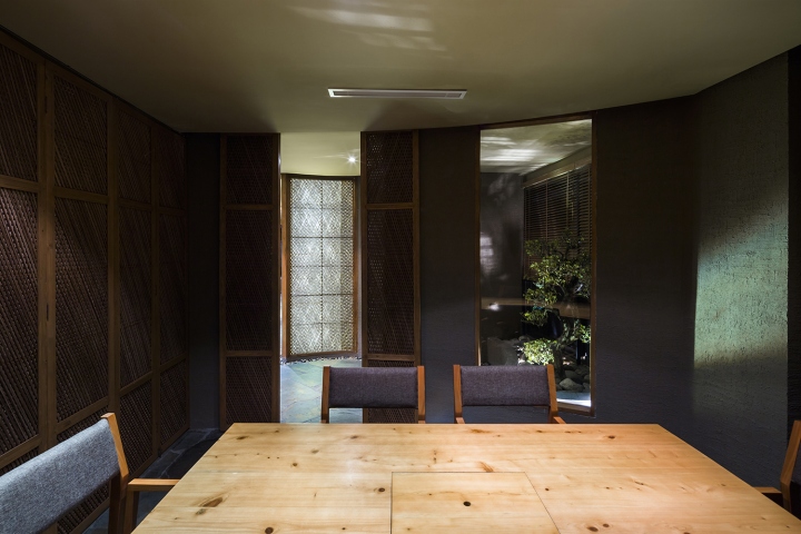 Деревянный стол в дизайне японского ресторана
