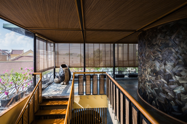 Потолок из бамбука в дизайне японского ресторана
