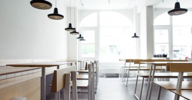 Дизайн японского ресторана с белоснежной отделкой и эксклюзивной мебелью