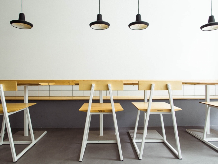 Светлые деревянные стулья в дизайне японского ресторана
