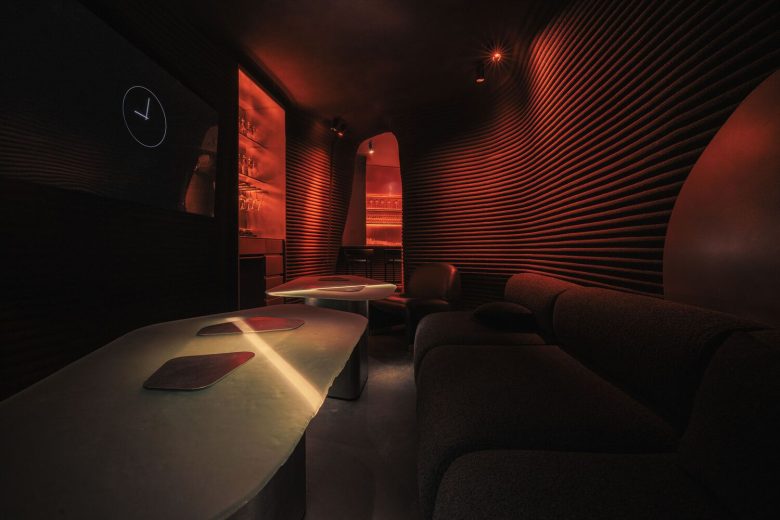 длинные столы с мягкими диванами MYATA Platinum Lounge and Restaurant