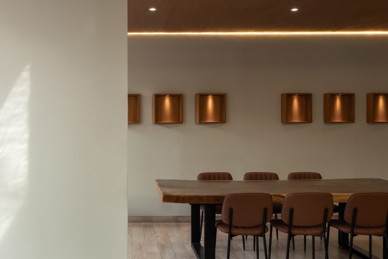 длинный деревянный стол Hibrew Coffee and Cuisine