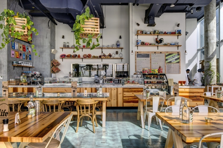 Домашний ресторан One Life Kitchen & Café в Дубае: высокие потолки
