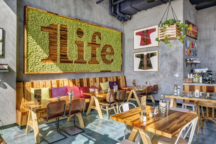Домашний ресторан One Life Kitchen & Café в Дубае: мебель