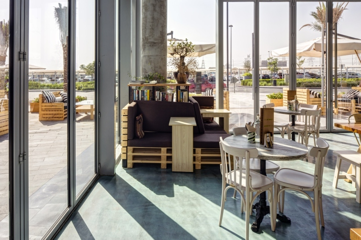 Домашний ресторан One Life Kitchen & Café в Дубае: панорамное остекление
