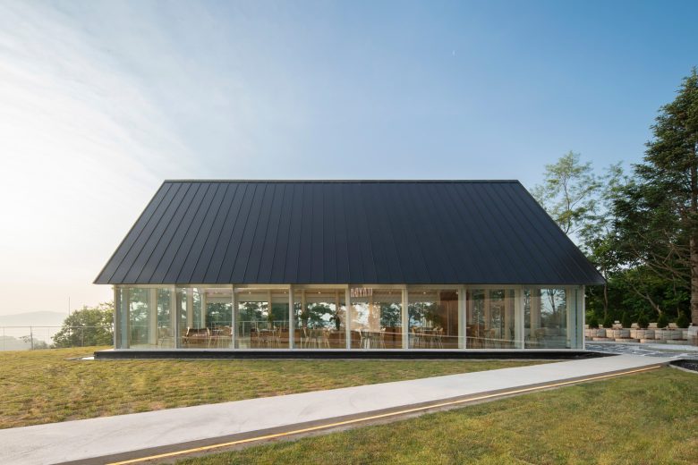 дорожка к павильону May Day Cafe