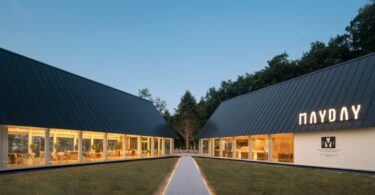 дорожка между двумя павильонами вечером May Day Cafe