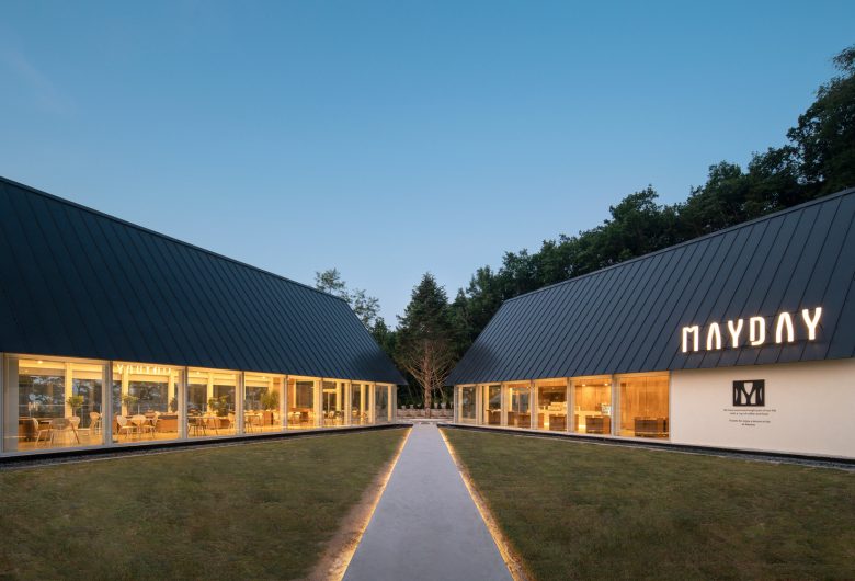 дорожка между двумя павильонами вечером May Day Cafe