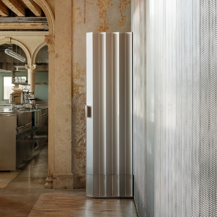 дверь гармошка Caffè Nazionale