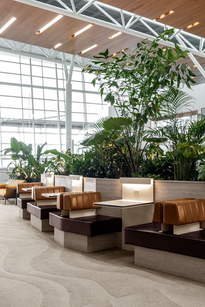 двухместные столики Aspire Westjet Lounge с другой стороны