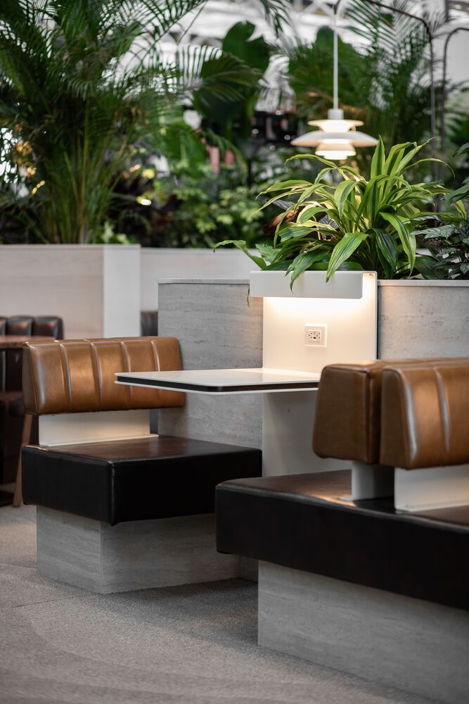 двухместные столики Aspire Westjet Lounge вблизи