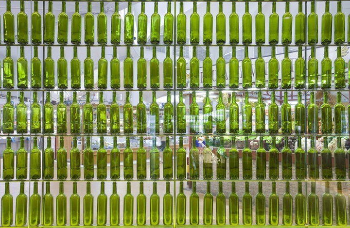 Винные бутылки в декоре интерьера ресторана El Mercao в Испании