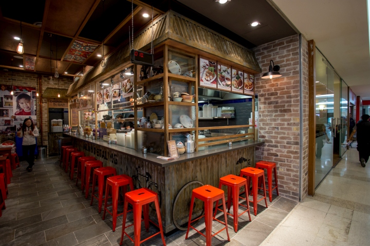 Яркий дизайн ресторана Petaling Street Express от студии Envision Design