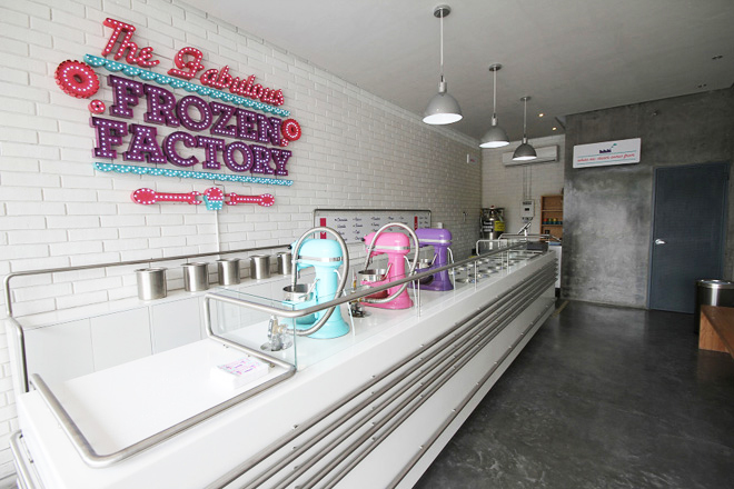 Современный интерьер магазина The Fabulous Frozen Ice Cream Factory by Jakob Gomez