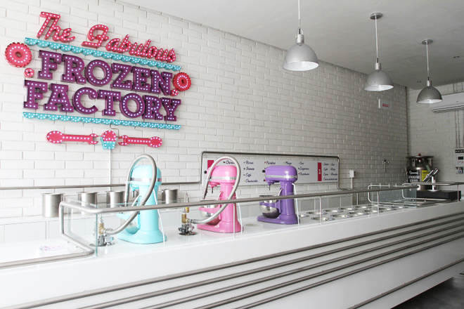 Оригинальный интерьер магазина The Fabulous Frozen Ice Cream Factory by Jakob Gomez