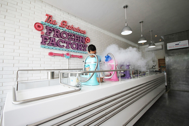 Креативный интерьер магазина The Fabulous Frozen Ice Cream Factory by Jakob Gomez