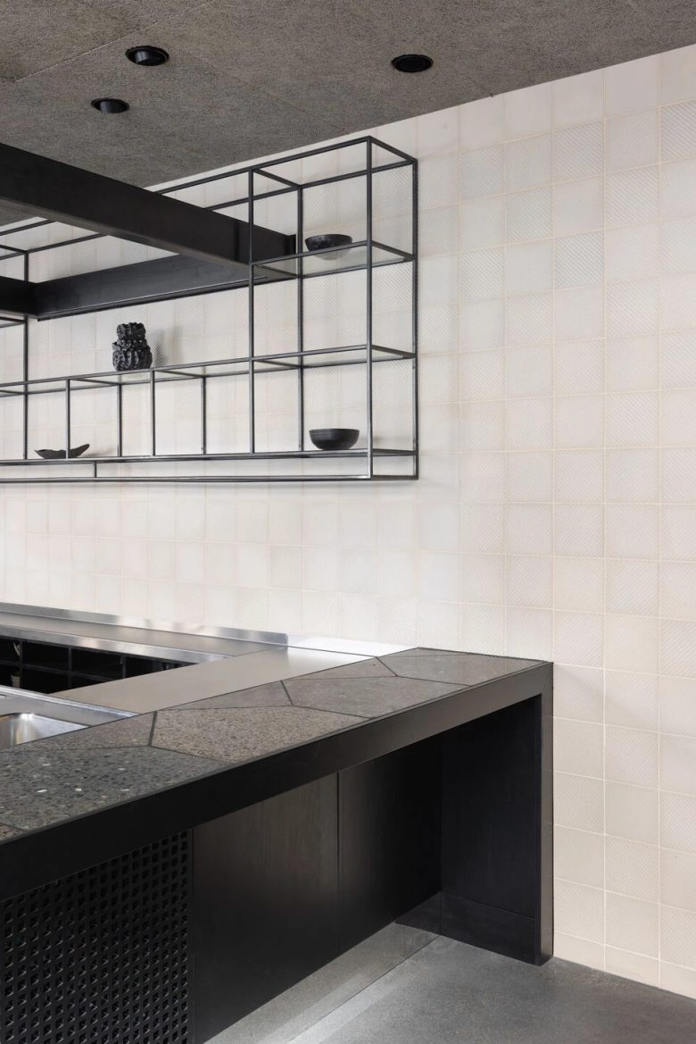 фигурные полки на стене Kramer Restaurant