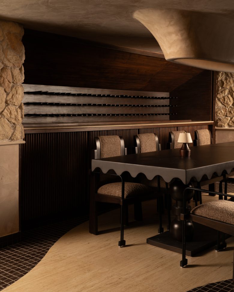 фигурный железный стол CallMe Ten Restaurant