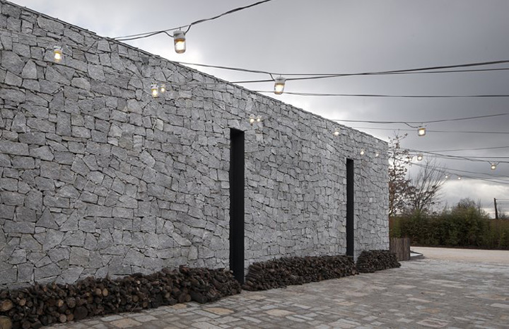 Каменные стены ресторана Filandon в Испании