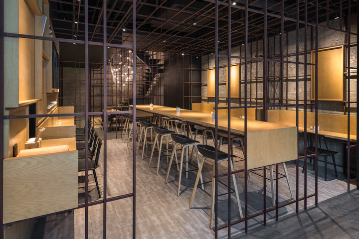 Комната-клетка из металла в дизайне интерьера ресторана в стиле столовой
