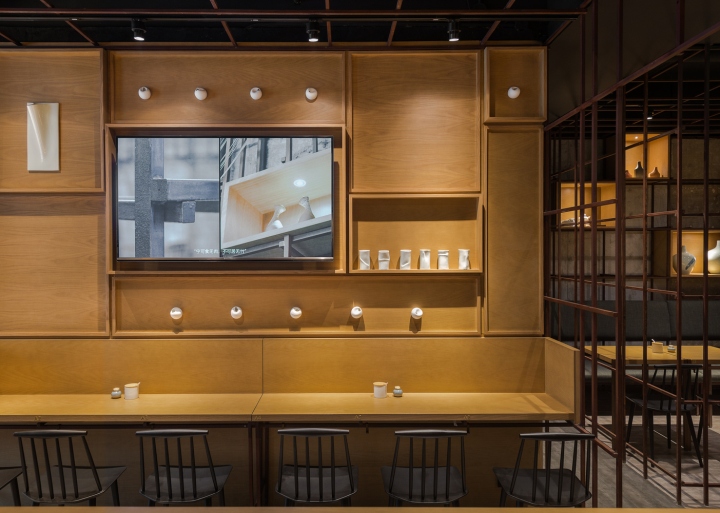 Комната-клетка из металла в дизайне интерьера ресторана с деревянной отделкой
