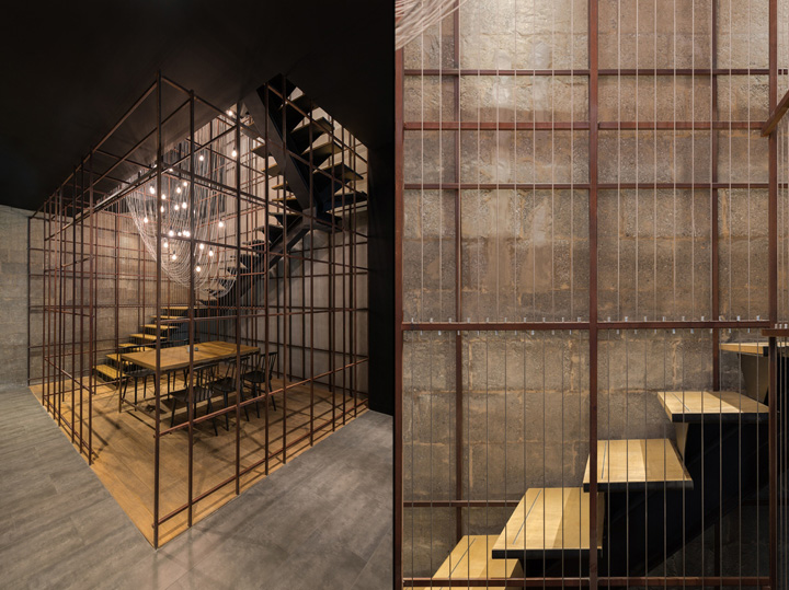 Комната из металлических прутьев в виде двухэтажной лестничной клетки в в дизайне интерьера ресторана