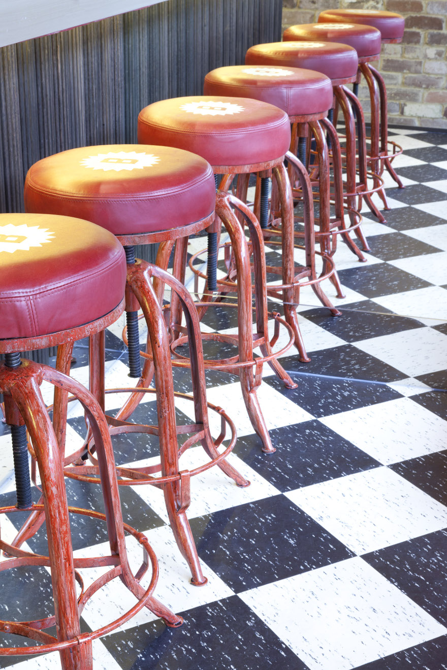 Барные стулья в кофейне Batch Burgers and Espresso