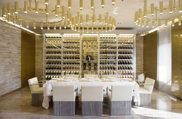 Стеллаж с винами ресторана Gold от Dolce & Gabbana