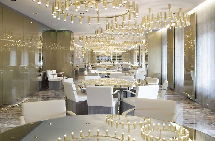 Роскошные люстры ресторана Gold от Dolce & Gabbana