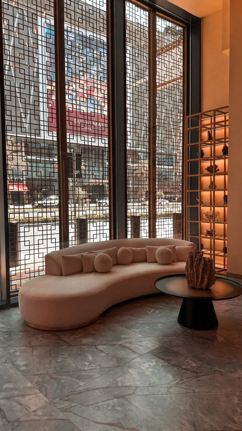 гостевая зона с высокими окнами