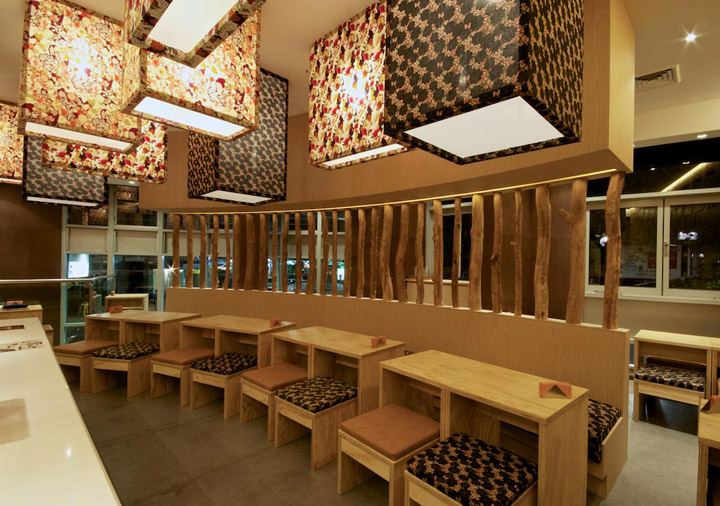 Оригинальные светильники в форме прямоугольного параллелепипеда в японском кафе Hana Hana