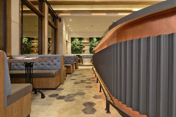 Серо-голубой диван в дизайне кафе