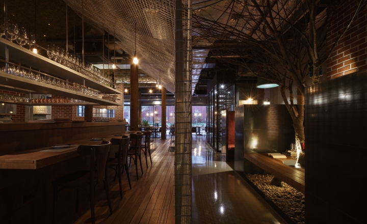 Идеи оформления ресторана: тёмные деревянные полы