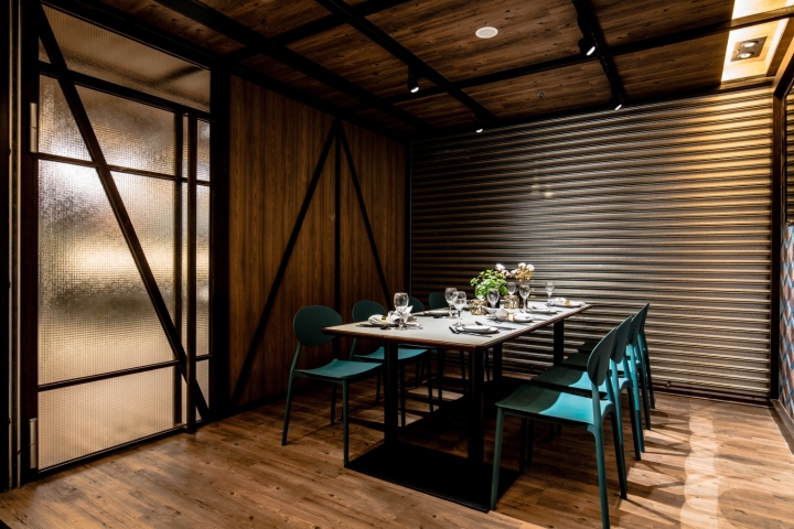 Симпатичный индустриальный дизайн интерьера ресторана в Гонконге - зелёные стулья
