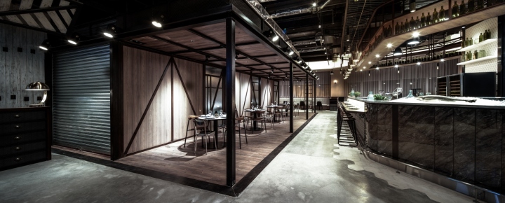 Симпатичный индустриальный дизайн интерьера ресторана в Гонконге - вид на столы
