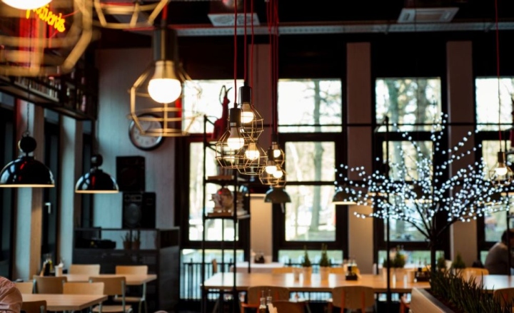 Светильники с металлическим абажуром в интерьере бара-ресторана