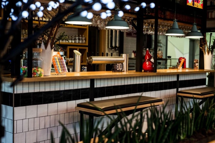 Деревянная столешница барной стойки в интерьере бара-ресторана