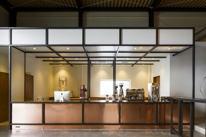 Светлая барная стойка в индустриальном интерьере кофейни