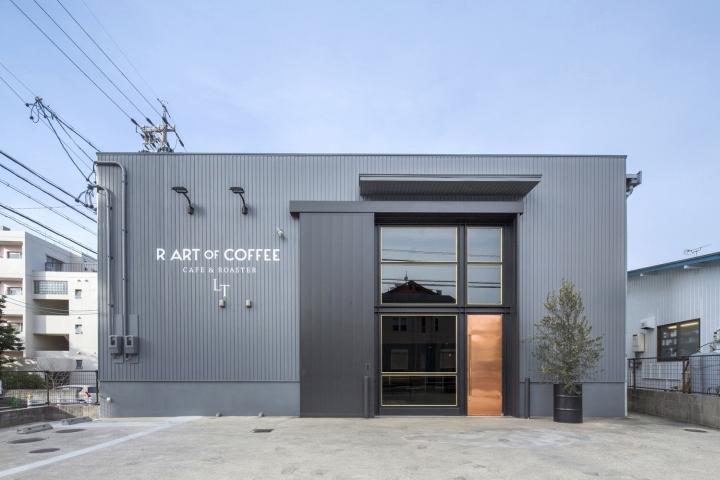 Серый фасад индустриальной кофейни