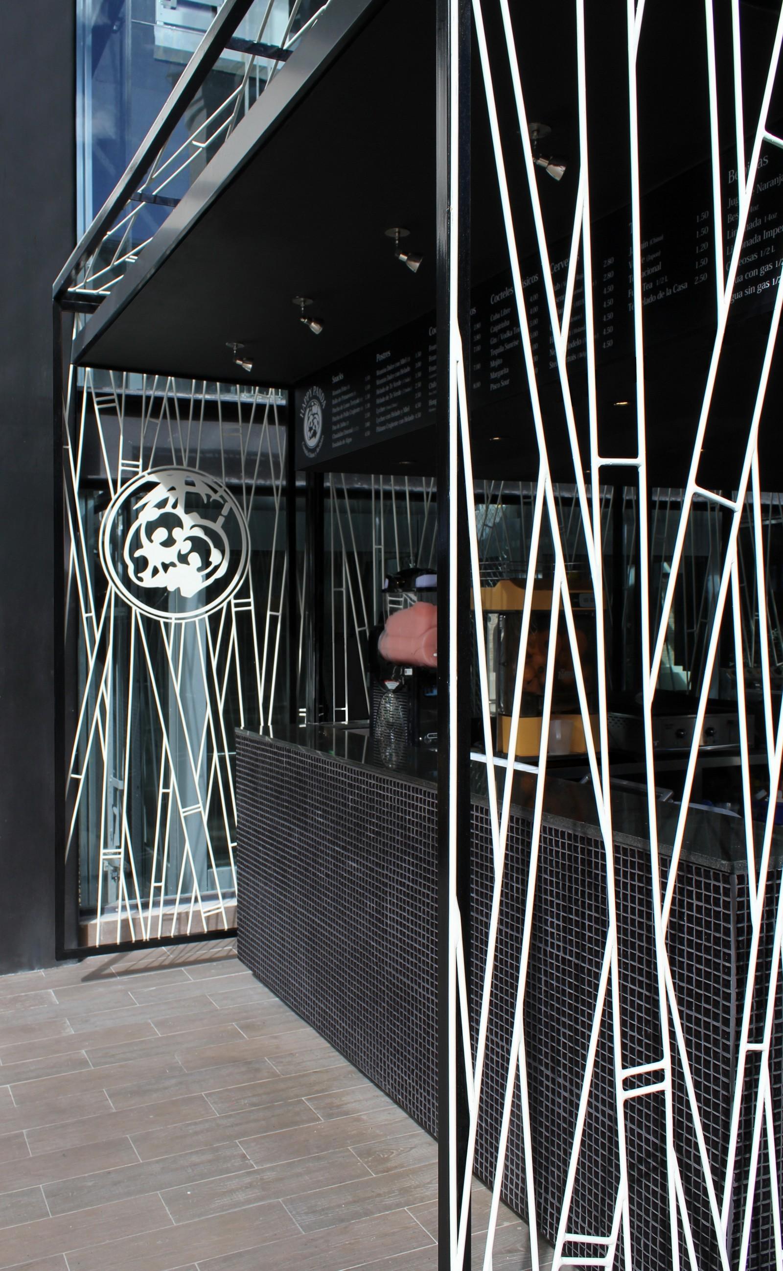 Черная отделка поверхностей барной стойки в снек-баре