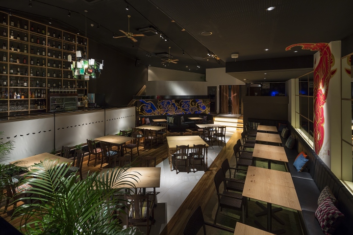 Интересный интерьер ресторана THE AGLIO GARDEN в Японии: тёмный дизайн зала