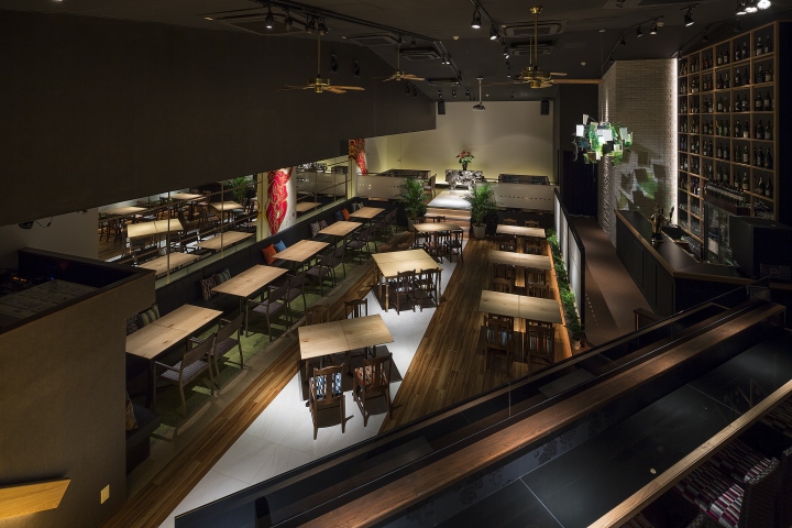 Интересный интерьер ресторана THE AGLIO GARDEN в Японии: вид на столы сверху