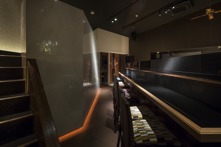 Интересный интерьер ресторана THE AGLIO GARDEN в Японии: яркая подсветка на полу