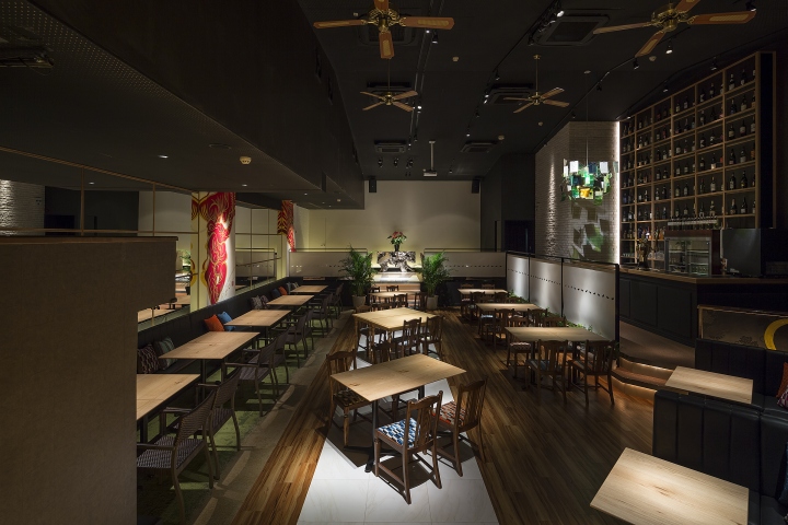 Интересный интерьер ресторана THE AGLIO GARDEN в Японии: общий вид на деревянные столики