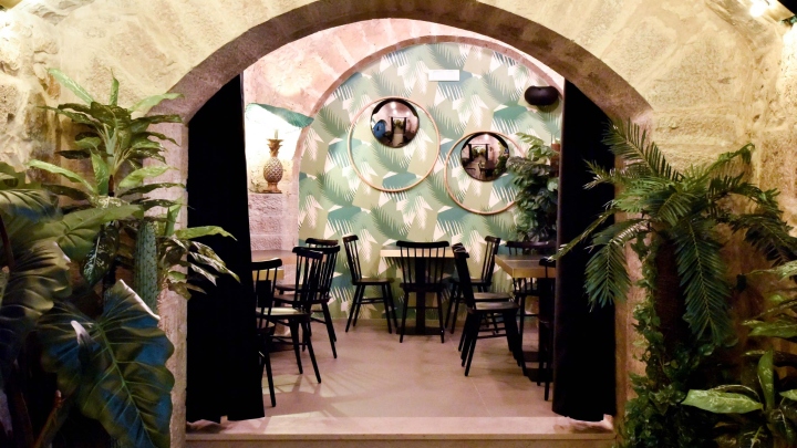 Интерьер бара-ресторана в маленьком городке в Италии - арка со старинной кладкой
