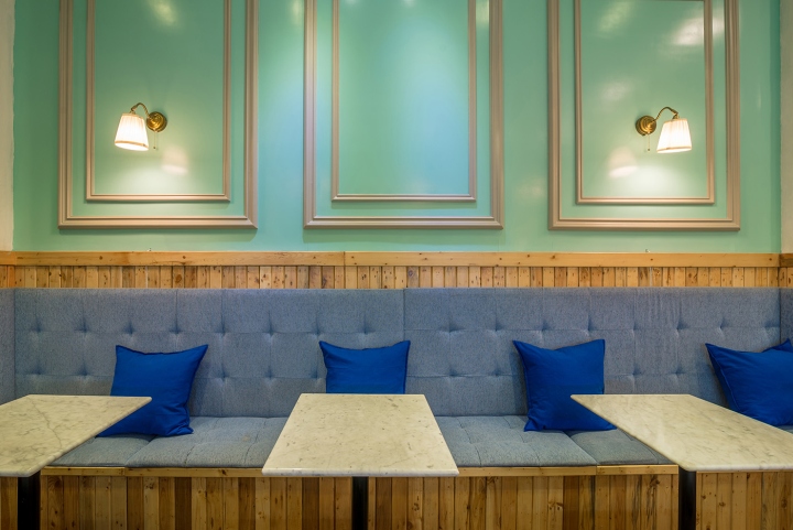 Голубой диван в интерьере булочной кондитерской