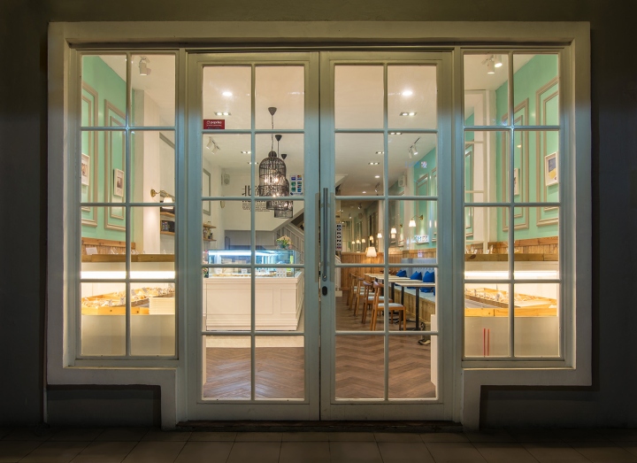 Белые стеклянные двери в интерьере булочной кондитерской