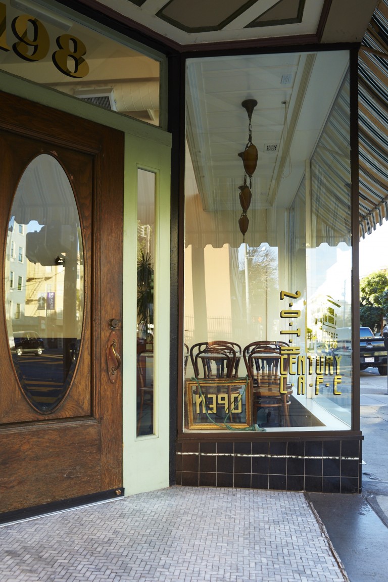 Деревянные двери в интерьере кафе в стиле ретро